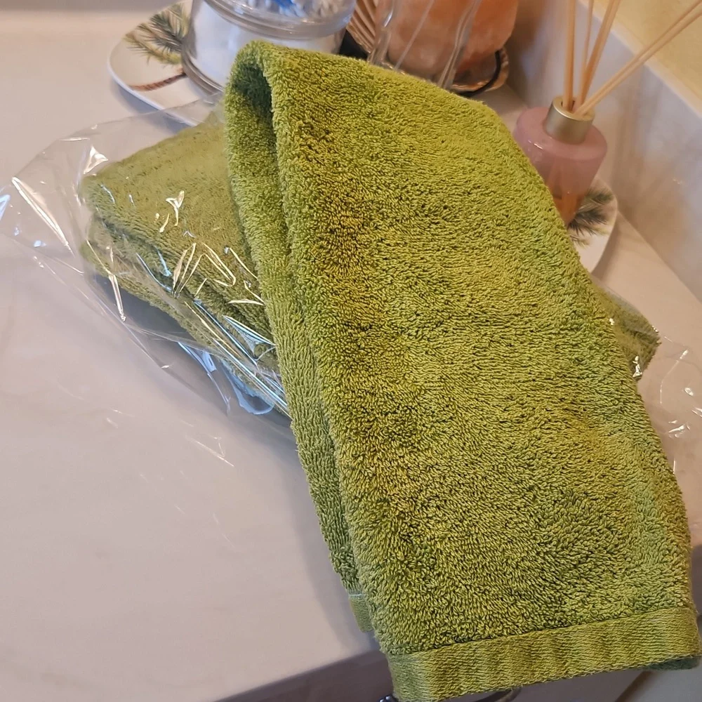 Hand Towels Green 100% Cotton By TRUE COLORS 3 Piece Set
